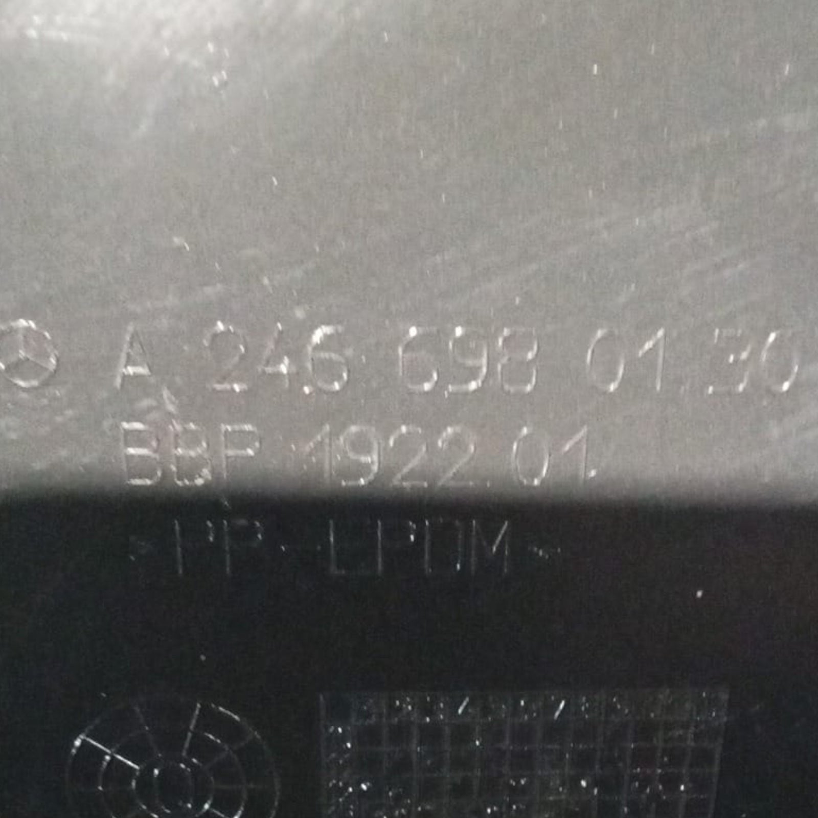 Spatbord / spatbescherming voor rechts Mercedes Benz Klasse A W176 cod. A2466980130 (2012 > 2018)