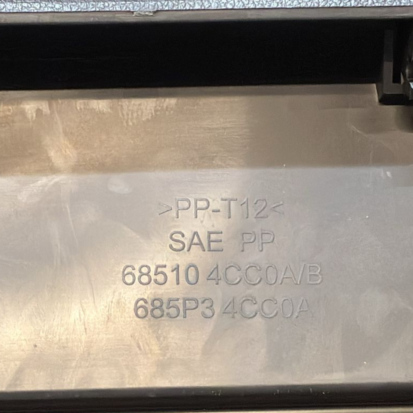 Cassetto / vano portaoggetti nissan x-trail cod : 685104cc0a/b ( 2014 - 2020)
