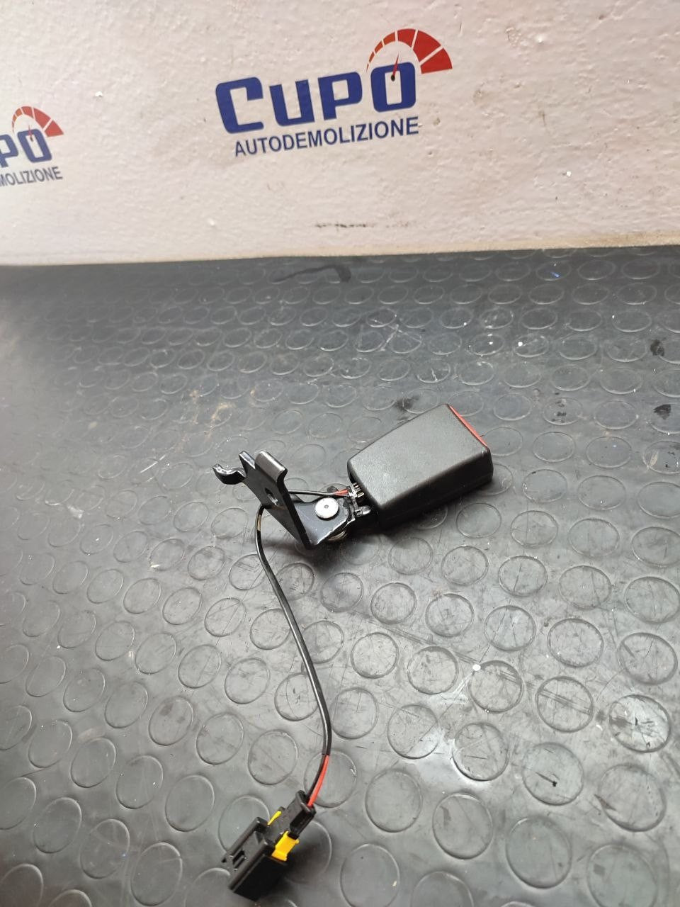 Attacco cintura posteriore sinistra Alfa Romeo Giulietta cod 34072771 - F&P CRASH SRLS - Ricambi Usati