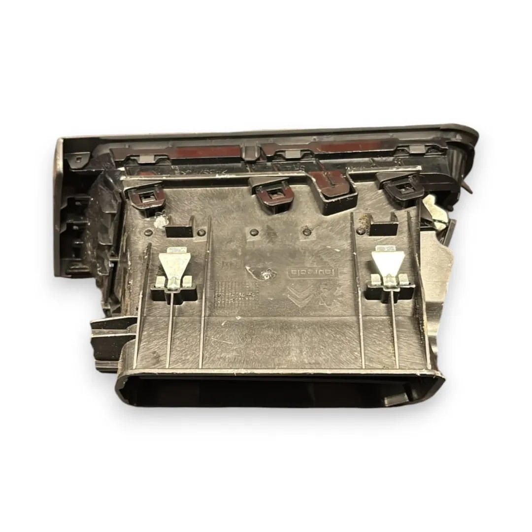 Dettaglio Bocchetta aria laterale cruscotto destra Peugeot 308 2013–2018 OEM 96778766ZD - foto 2