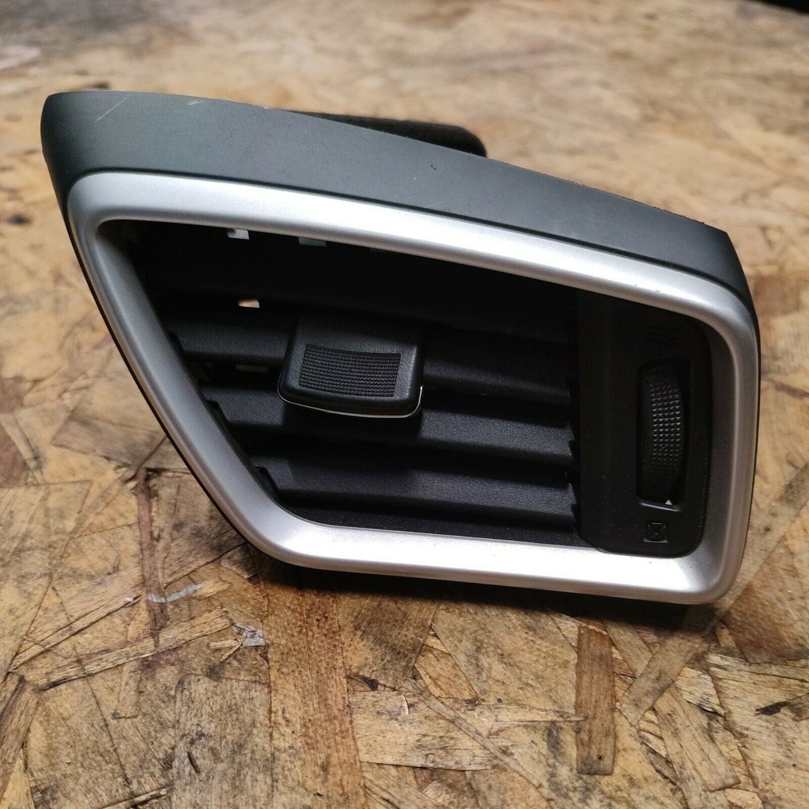 bocchetta presa aria cruscotto lato destro NISSAN X-TRAIL T32 2014 E988-5211-100 - F&P CRASH SRLS - Ricambi Usati