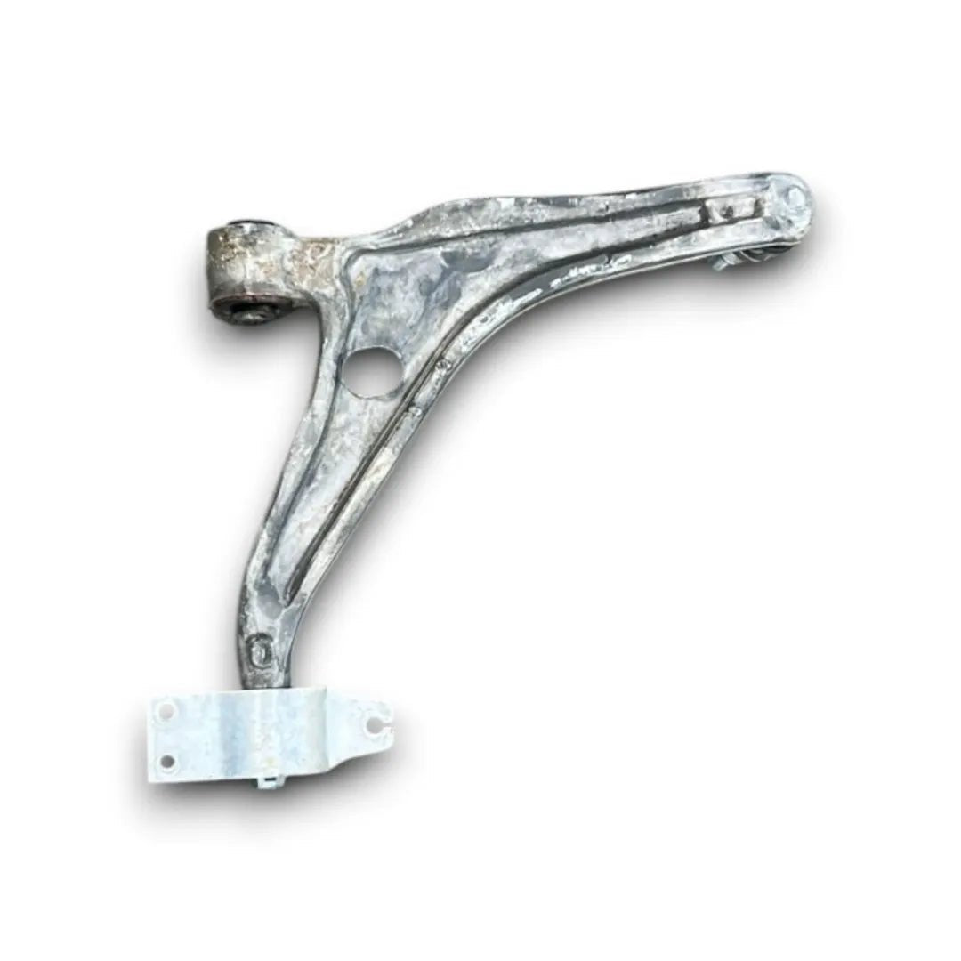 Dettaglio Braccio inferiore anteriore sinistro Mercedes-Benz Classe GLA 2020–2023 cod. 2473330300 - foto 2
