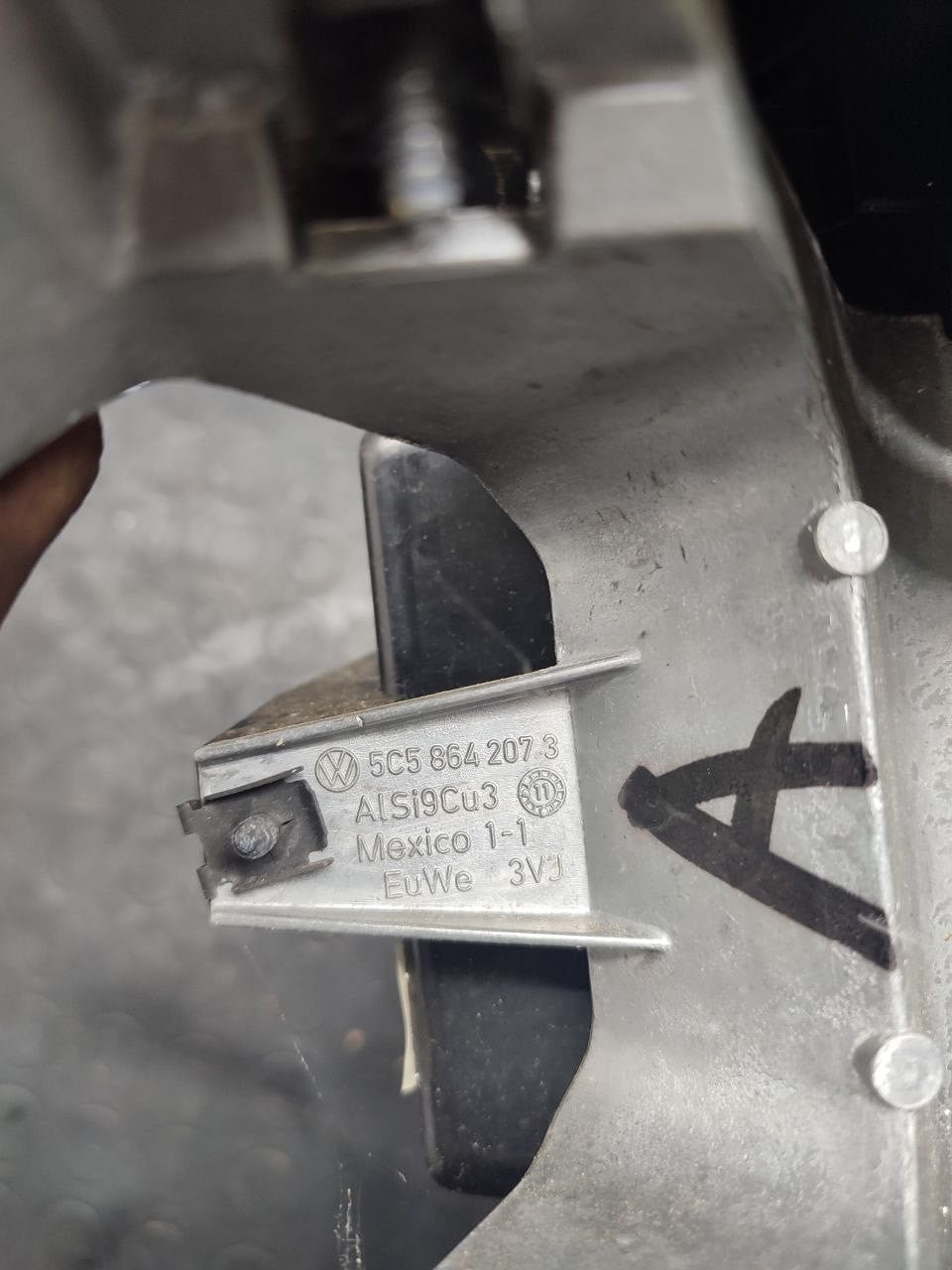 Bracciolo anteriore Volkswagen New Beetle ( 16ae ) cod 5c58642073 ( 2017 ) - F&P CRASH SRLS - Ricambi Usati