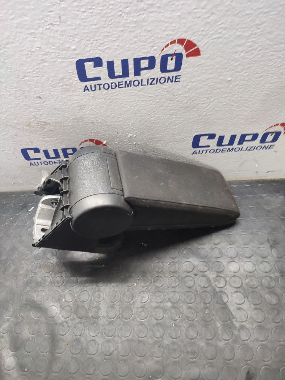 Bracciolo anteriore Volkswagen New Beetle ( 16ae ) cod 5c58642073 ( 2017 ) - F&P CRASH SRLS - Ricambi Usati