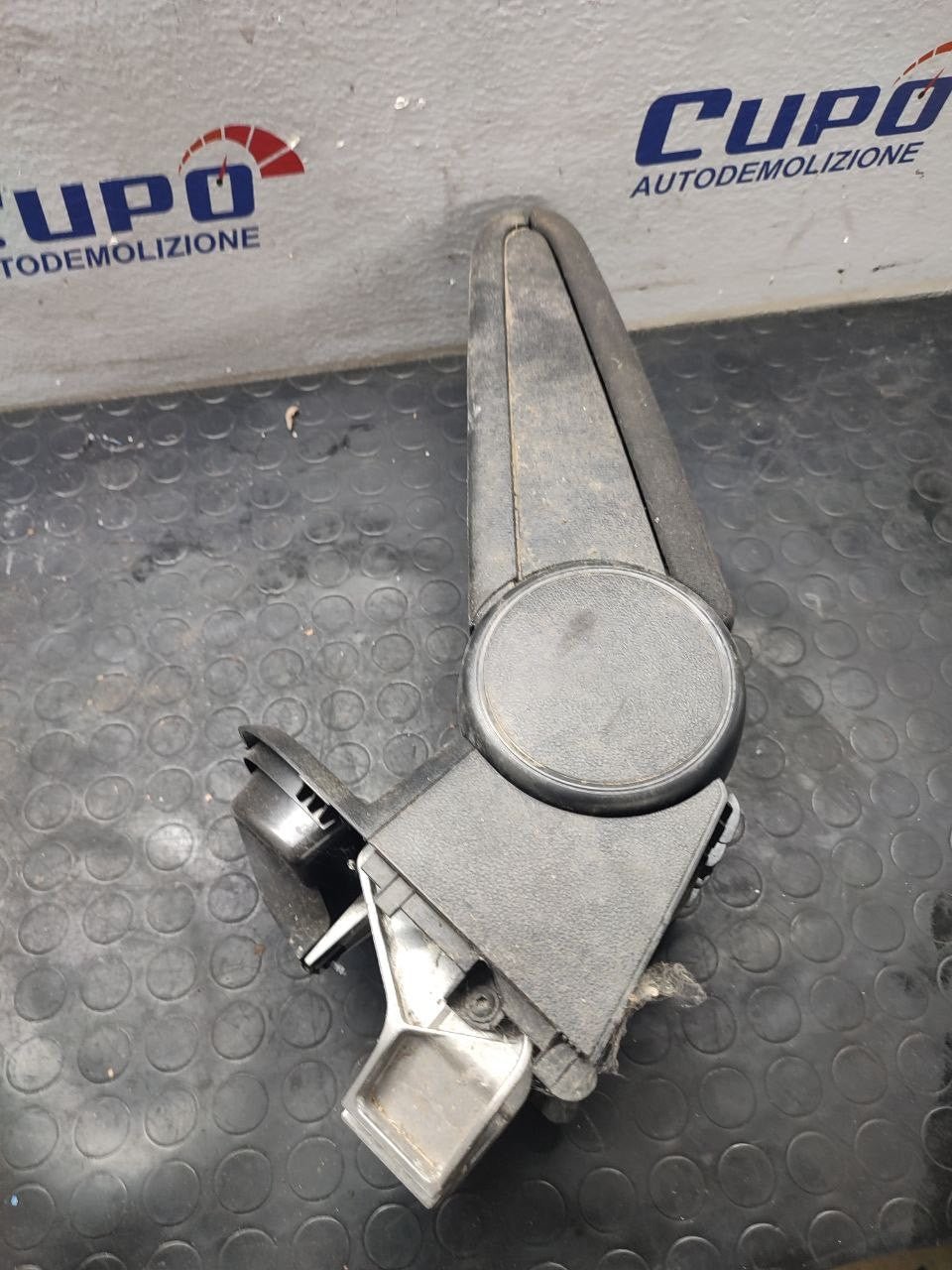 Bracciolo anteriore Volkswagen New Beetle ( 16ae ) cod 5c58642073 ( 2017 ) - F&P CRASH SRLS - Ricambi Usati