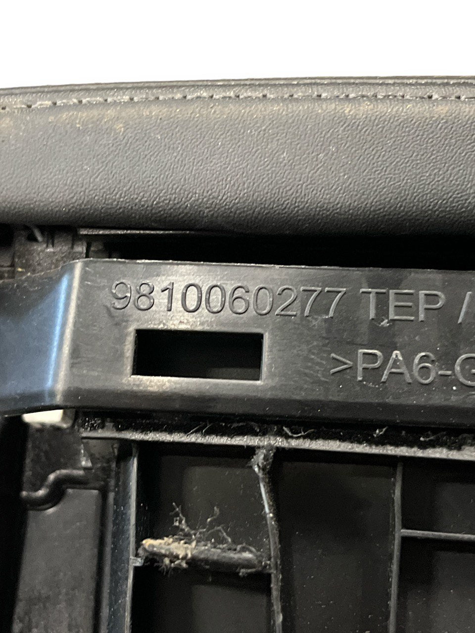 Bracciolo centrale Peugeot 2008 ( 2019> ) cod.9810060277 - F&P CRASH SRLS - Ricambi Usati