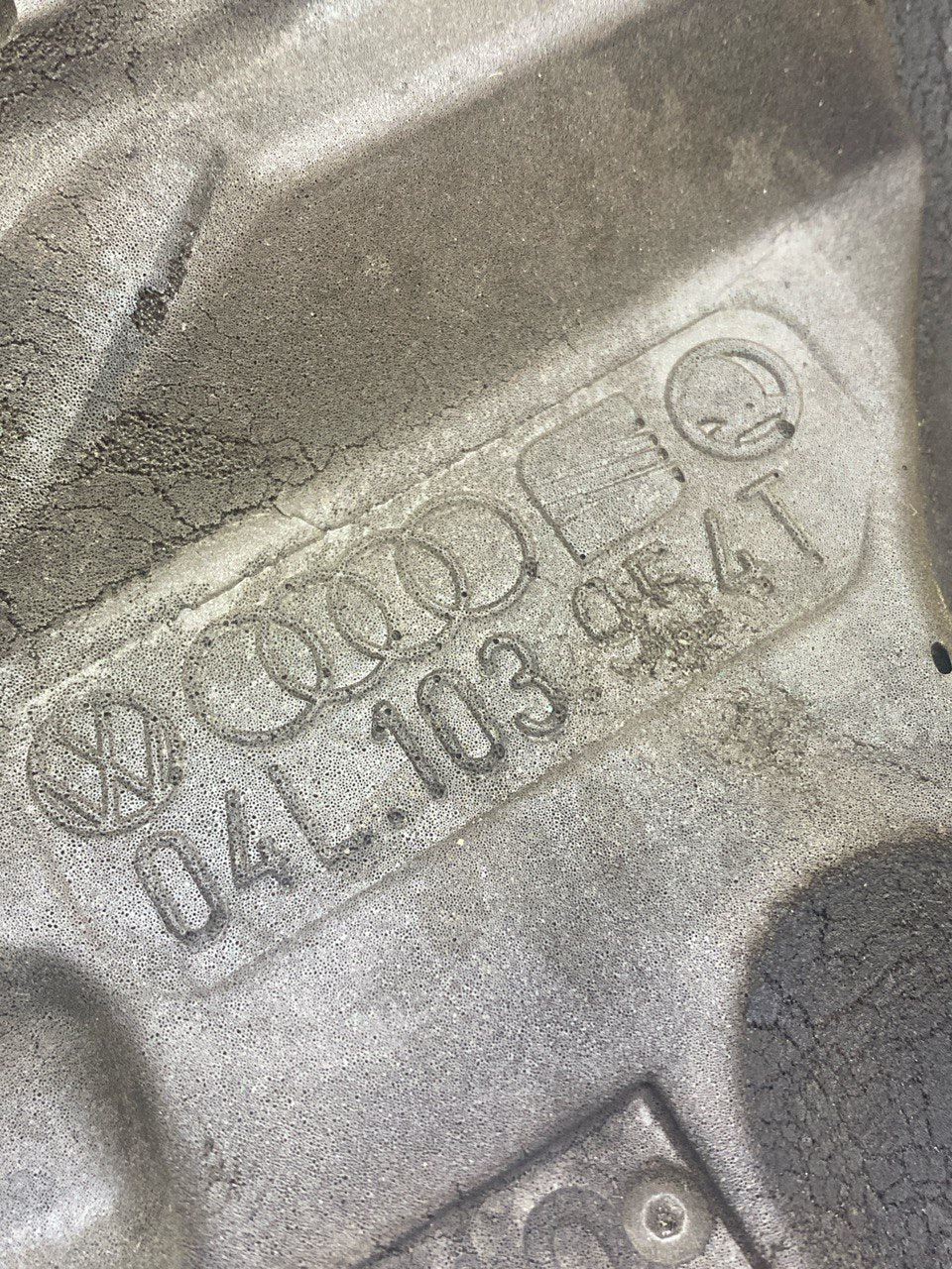 Carter Copri motore Audi A3 8V 2.0TDi ( 2017 ) cod. 04L103954T - F&P CRASH SRLS - Ricambi Usati