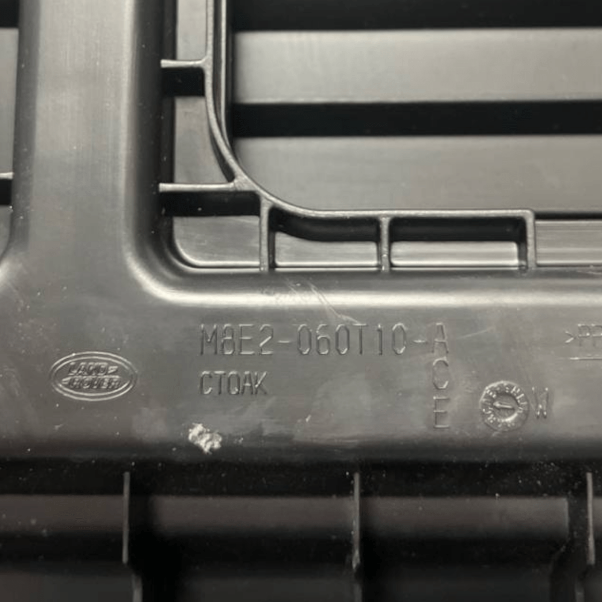 Cassetto / Vano Portaoggetti Land Rover Sport L461 (2022 - ) cod: M8E2 - 060T10 - A - F&P CRASH SRLS - Ricambi Usati