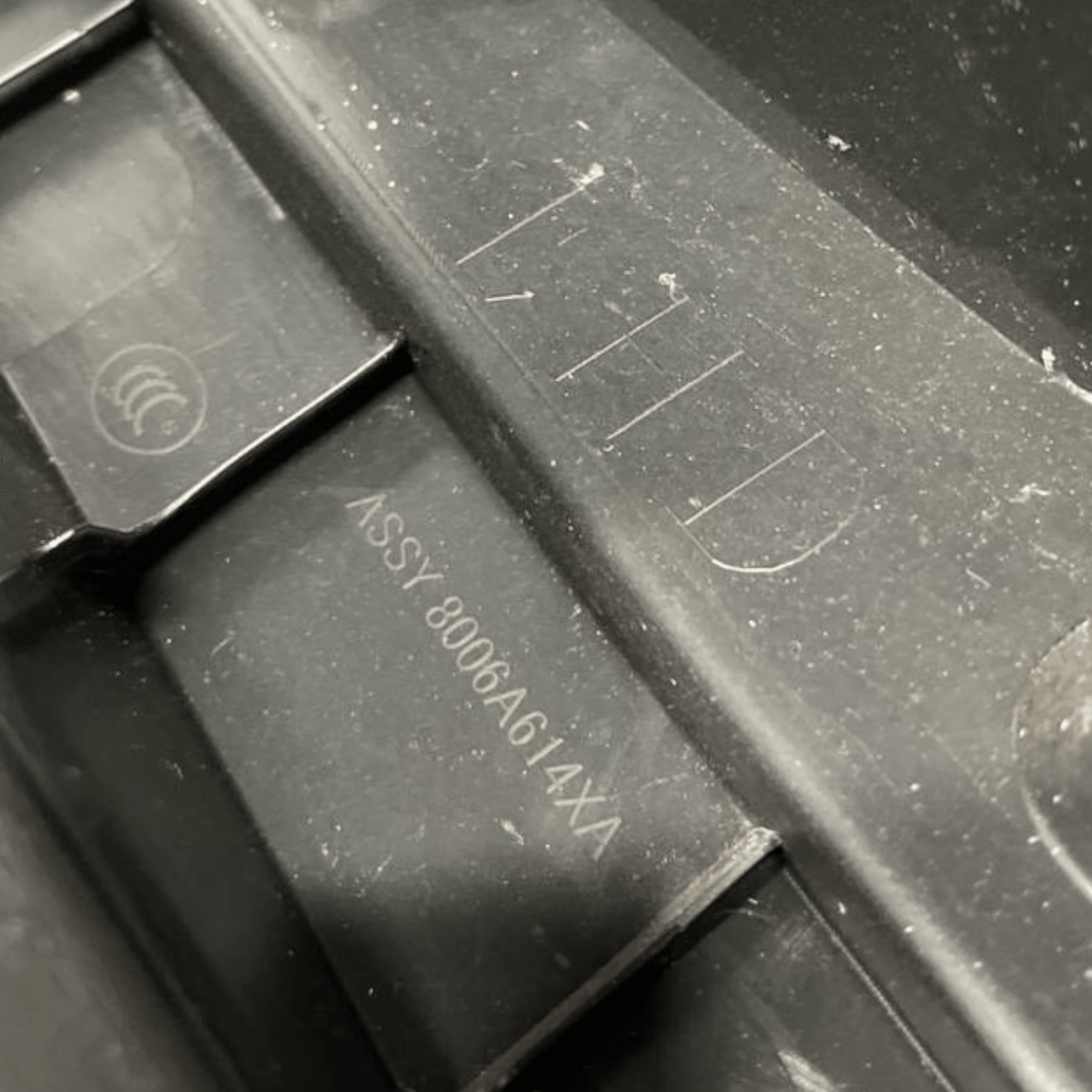 Cassetto / Vano Portaoggetti Mitsubishi Outlander IV (2019 al 2021) cod: 8006A614XA - F&P CRASH SRLS - Ricambi Usati