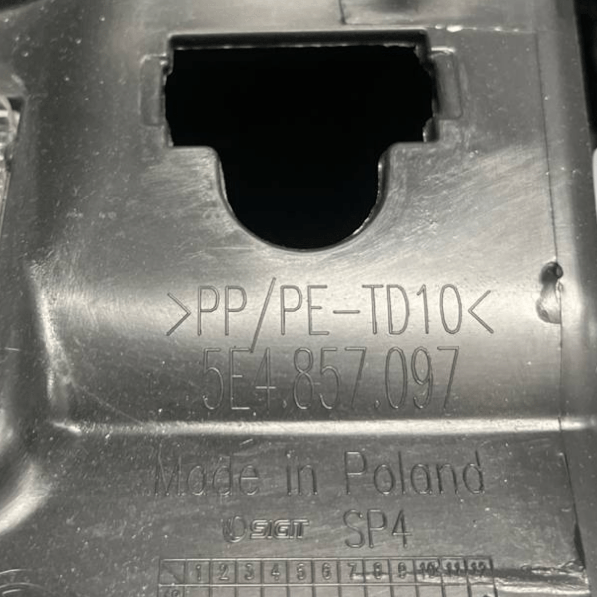 Cassetto / Vano Portaoggetti Skoda Octavia IV (2019 al 2023) cod: 5E4857097 - F&P CRASH SRLS - Ricambi Usati