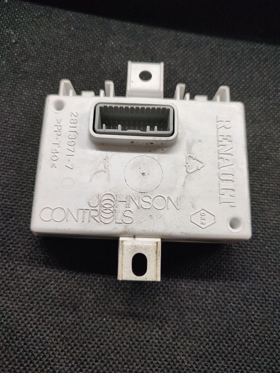 Centralina Autoradio Renault Clio III 1.5 dci cod 280380655r - F&P CRASH SRLS - Ricambi Usati