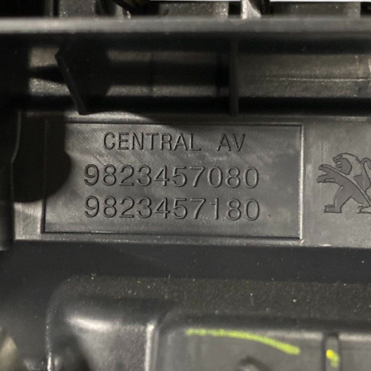 Comandi clima + bocchette aria peugeot 2008 ii 1.2 benzina (2019 - ) Cod: 9823457080 - F&P CRASH SRLS - Ricambi Usati
