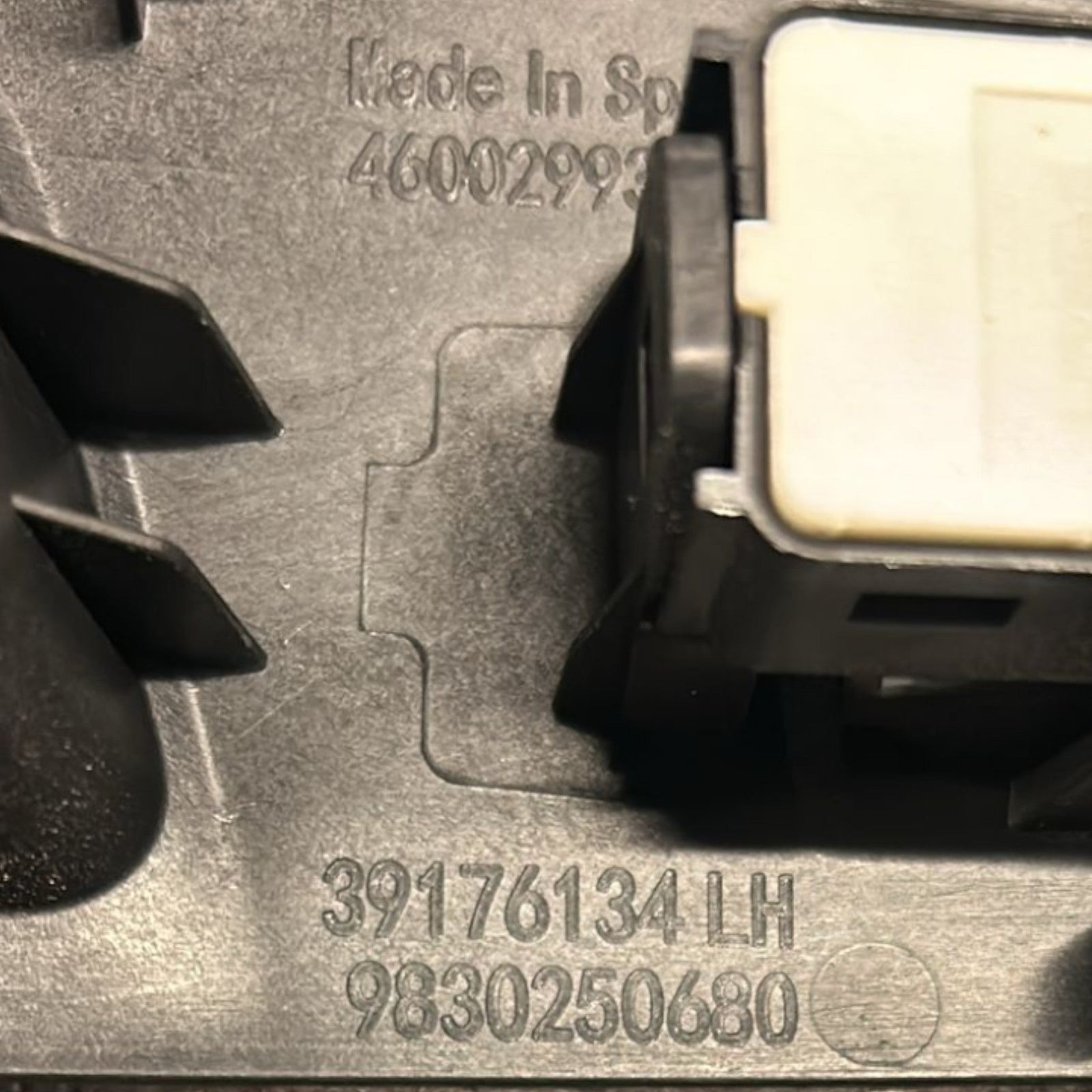 Left Rear Window Lift Command Opel Corsa F code:39176134 (2019 >) - F&P CRASH SRLS - Used Spare Parts