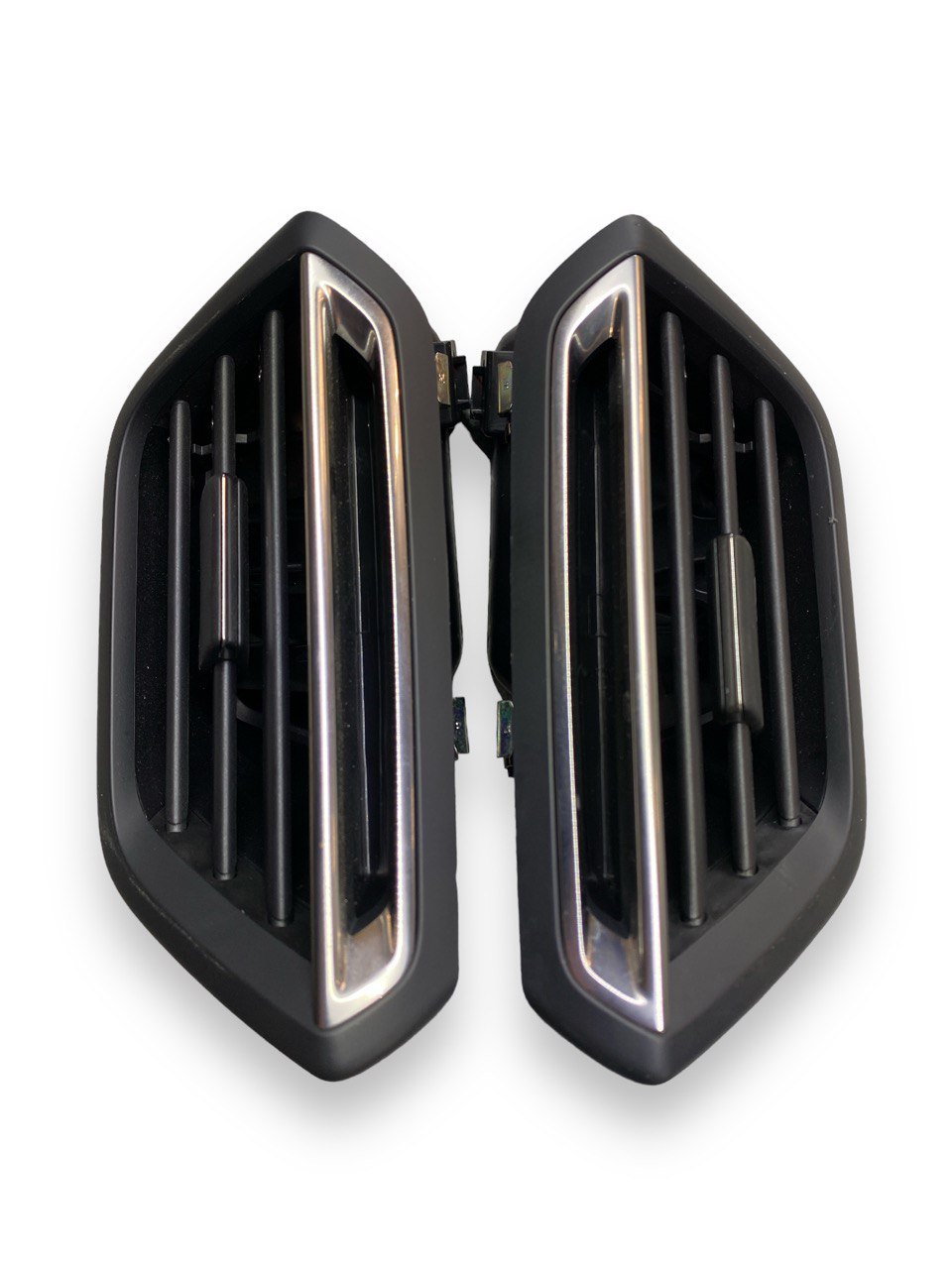 Coppia bocchette aria anteriori con LED Peugeot 2008 ( 2020 ) cod. 9828368380 / 580 - F&P CRASH SRLS - Ricambi Usati