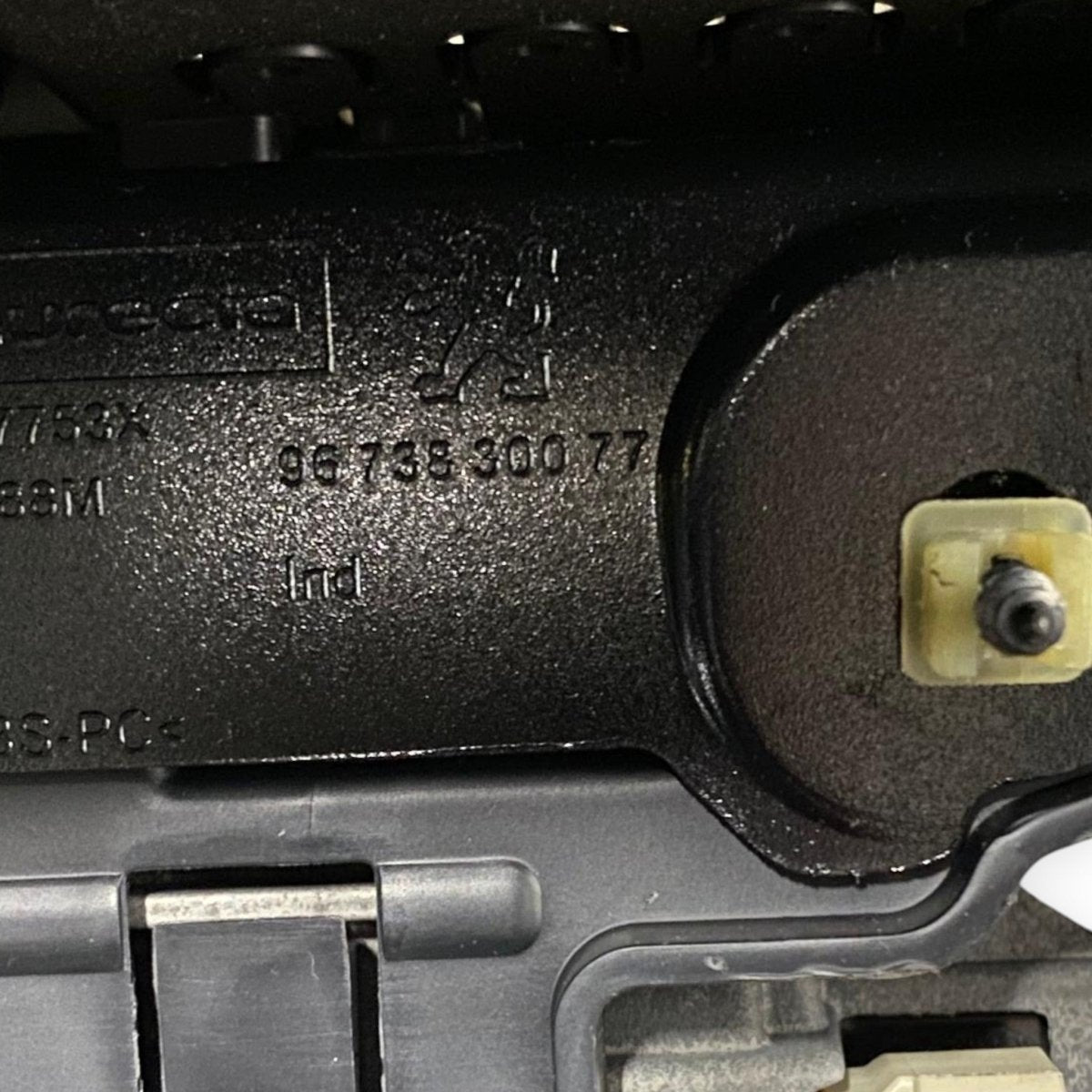 Display / schermo + modanatura cruscotto centrale + bocchette aria Peugeot 208 I (2012 - 2019) Cod: 9825029180 Cod: 9673830077 - F&P CRASH SRLS - Ricambi Usati