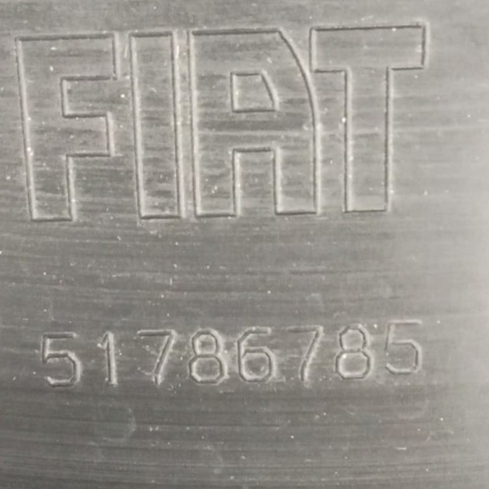 Pare-chocs / garde-boue avant droit fiat 500 code . 51786785 (2007 > 2025)