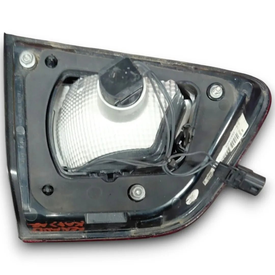 Fanale posteriore interno sinistro Renault Kadjar 2015–2019 OEM 265550151R - F&P CRASH SRL - Ricambi Usati