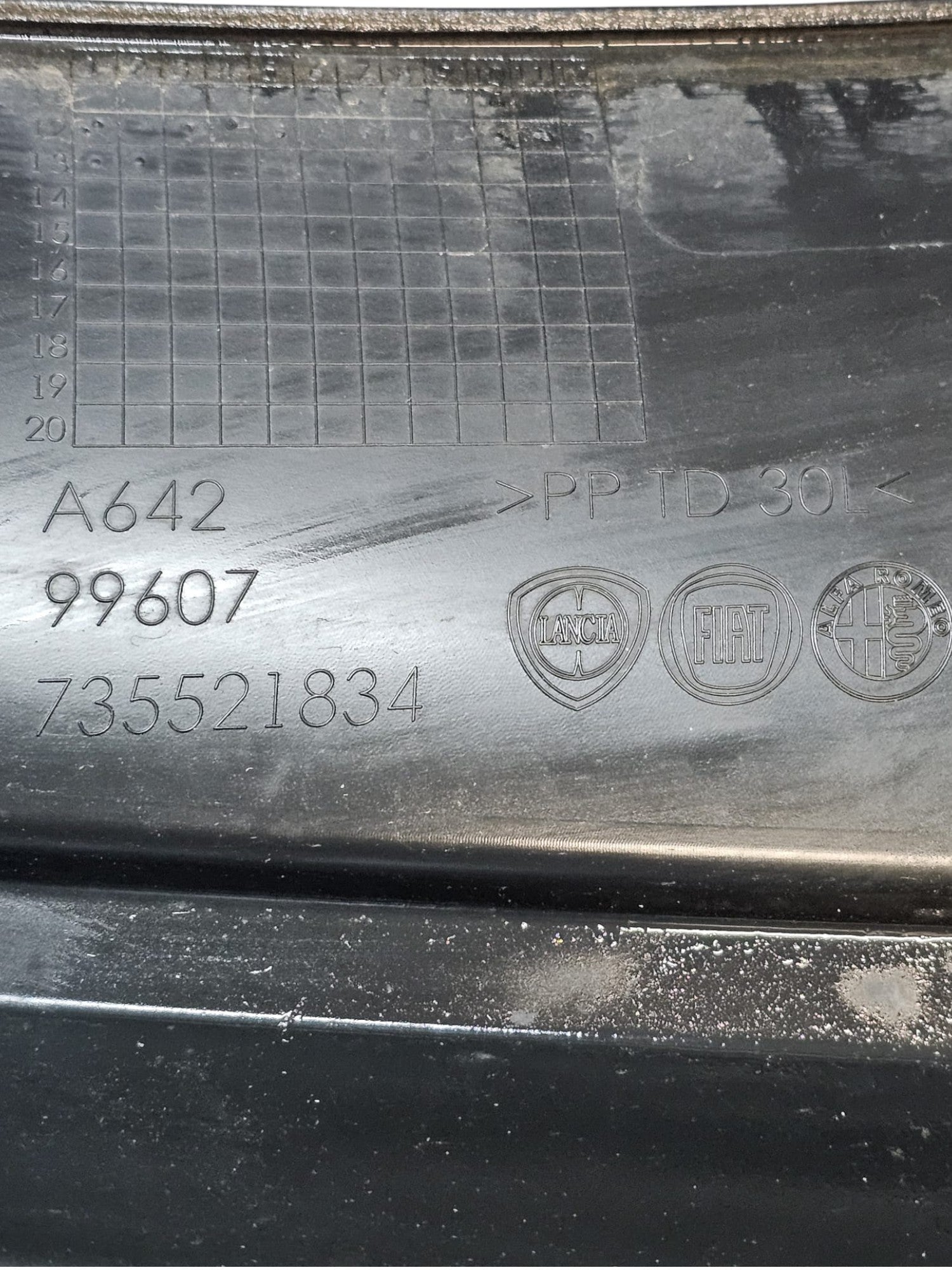 Gocciolatoio Parabrezza Fiat 500L Cod:735521834 (2012 - 2022) - F&P CRASH SRLS - Ricambi Usati