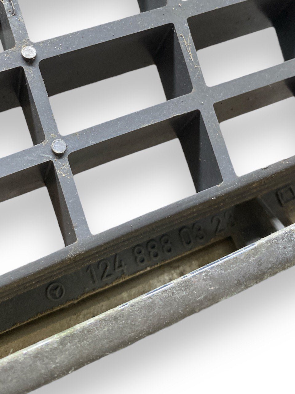 Griglia / Mascherina anteriore Mercedes Classe E W124 2.5D ( 1988 ) cod. 1248880323 - F&P CRASH SRLS - Ricambi Usati