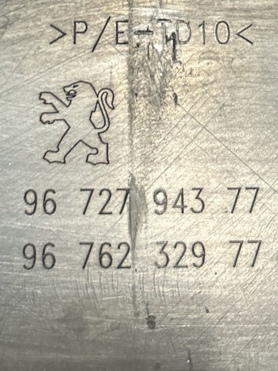 Griglia Porta Targa / Paraurti Nero Peugeot 208 I (2012 > 2019) cod.9672794377 - F&P CRASH SRLS - Ricambi Usati