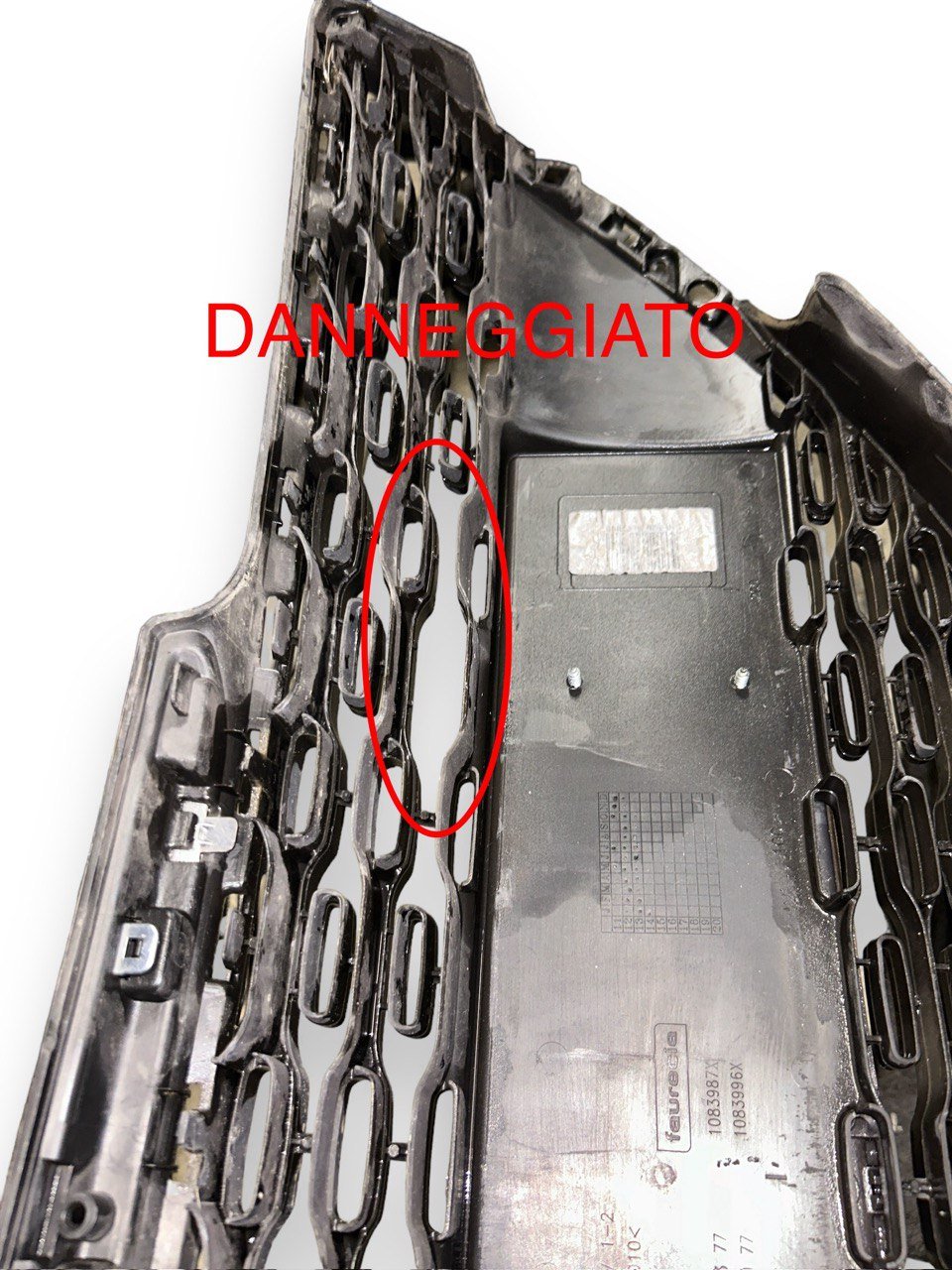 Griglia Porta Targa / Paraurti Nero Peugeot 208 I (2012 > 2019) cod.9672794377 - F&P CRASH SRLS - Ricambi Usati