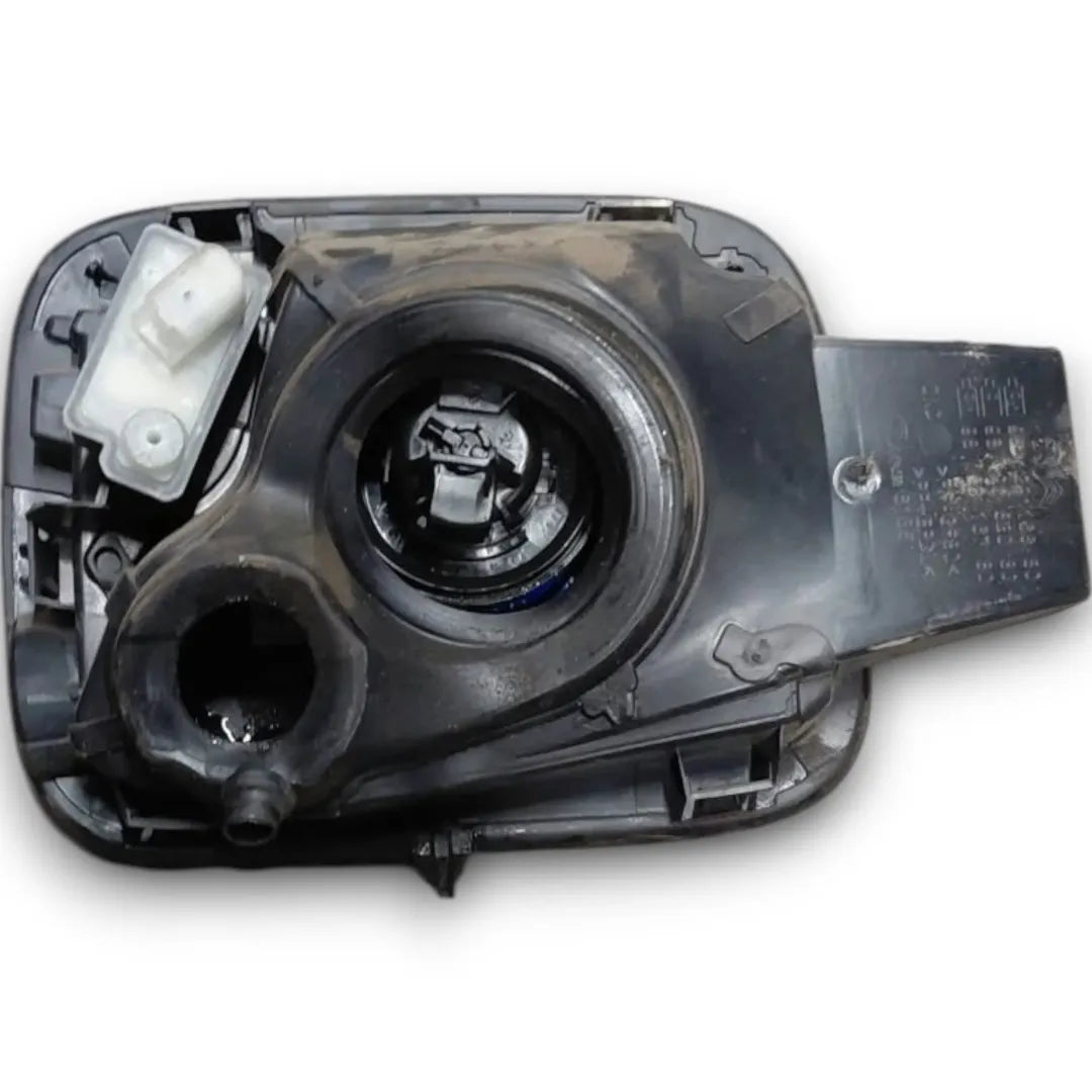 Dettaglio Sportello carburante con chiusura centralizzata Citroën C3 3ª Serie OEM 9812918180 - foto 2