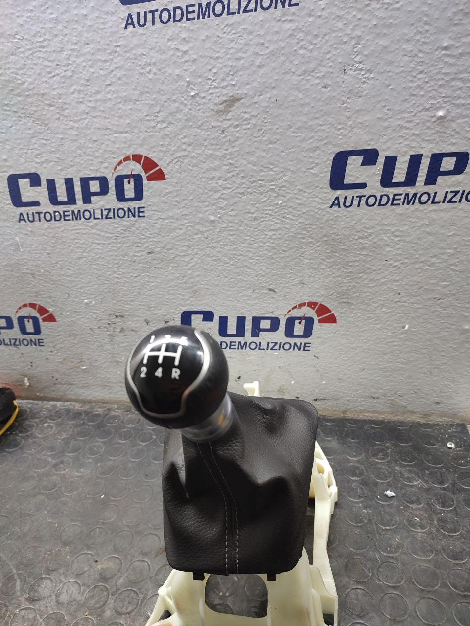 Leva cambio manuale 5m Kia Rio ( IV - 2018 ) cod 43700-XXXXX - F&P CRASH SRLS - Ricambi Usati