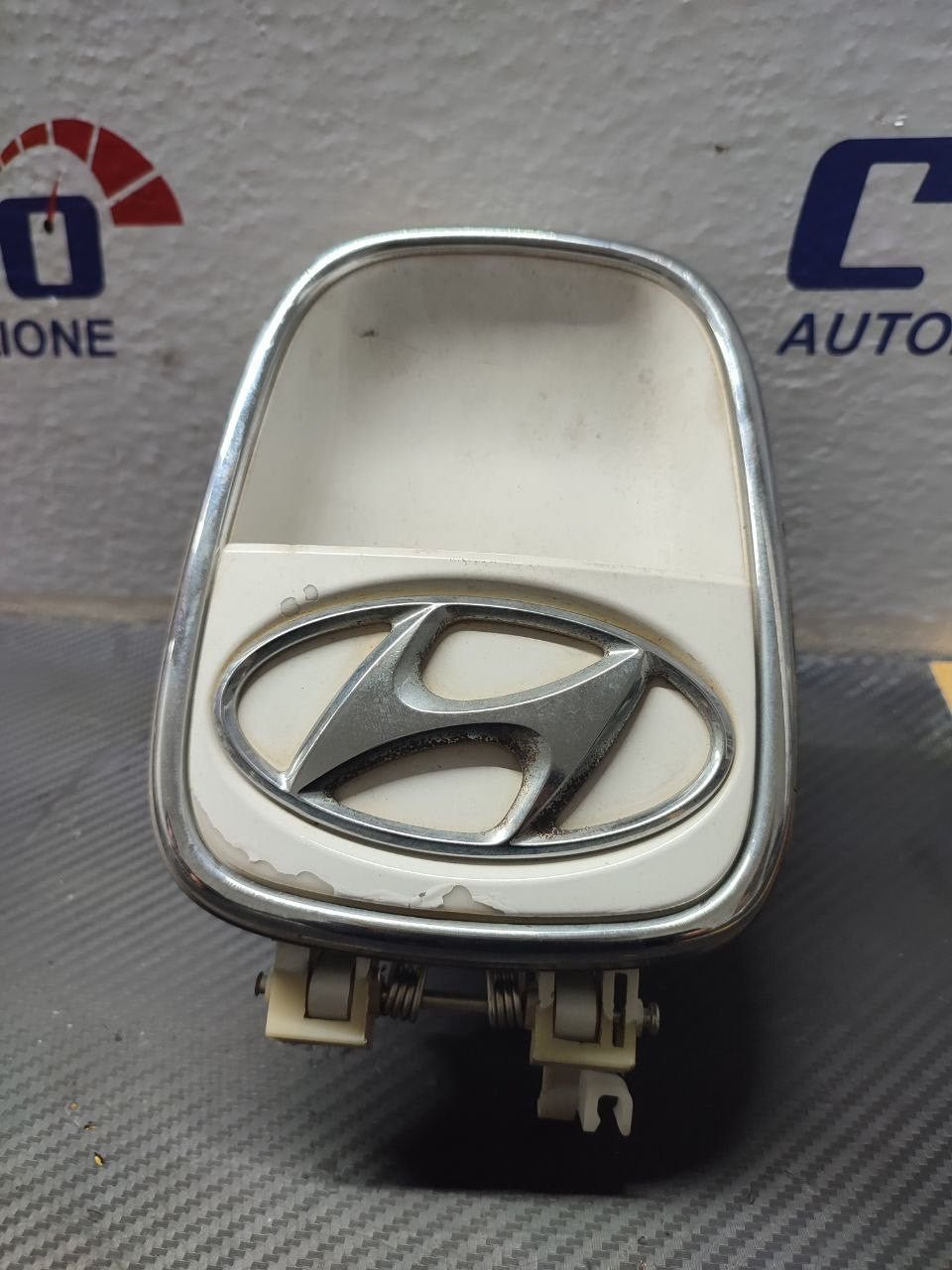 Maniglia / Maniglione Cofano/ Bagagliaio Posteriore HYUNDAI i10 (2008) Cod:1.81720-0X020 - F&P CRASH SRLS - Ricambi Usati