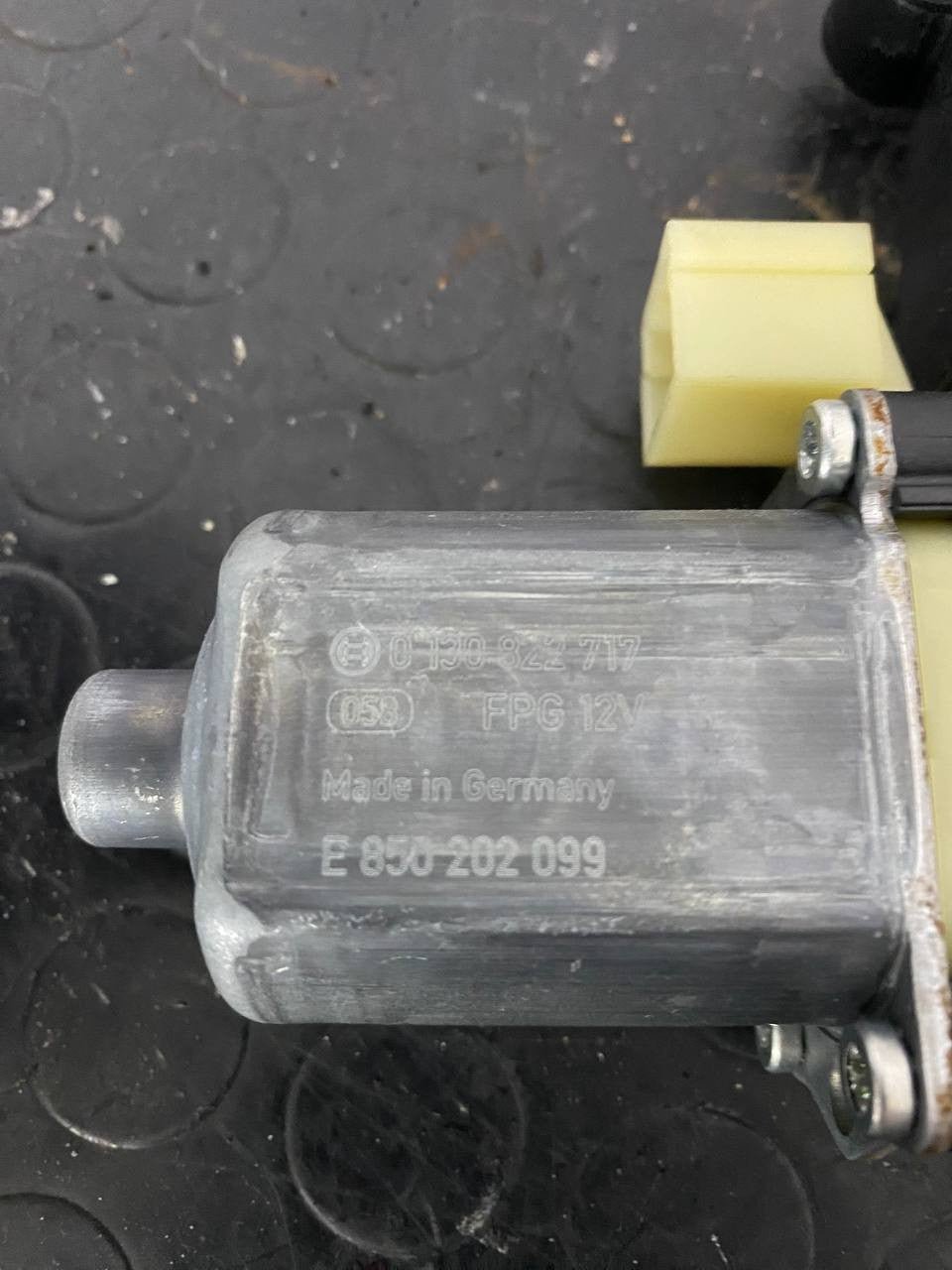 Left Front Window Regulator Motor Seat Leon (2017) code: E850202099 - F&P CRASH SRLS - Used Parts