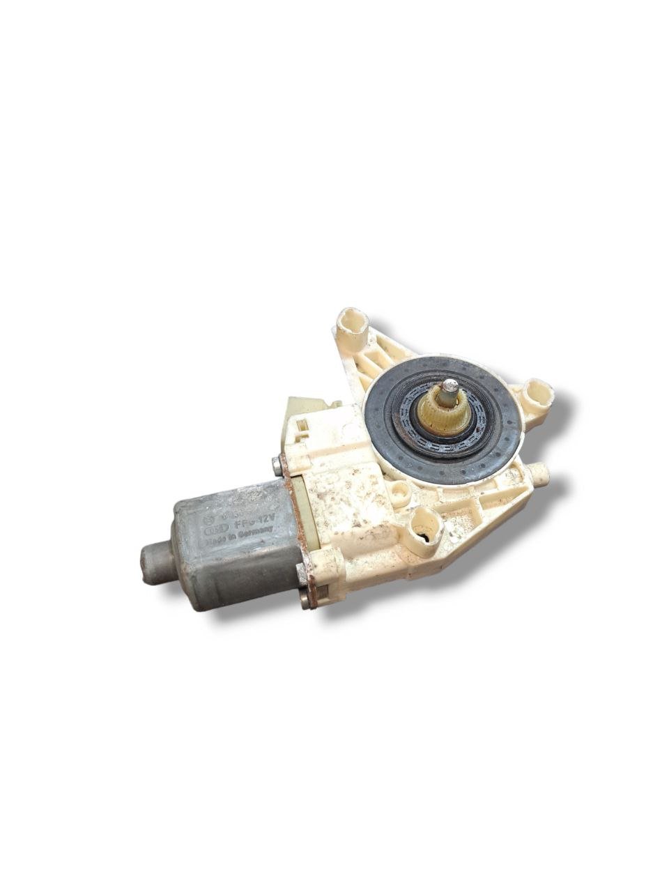 Motorino alzavetro Posteriore Destro Mercedes-Benz Classe C W204 (2011) COD:A2048200542 - F&P CRASH SRLS - Ricambi Usati