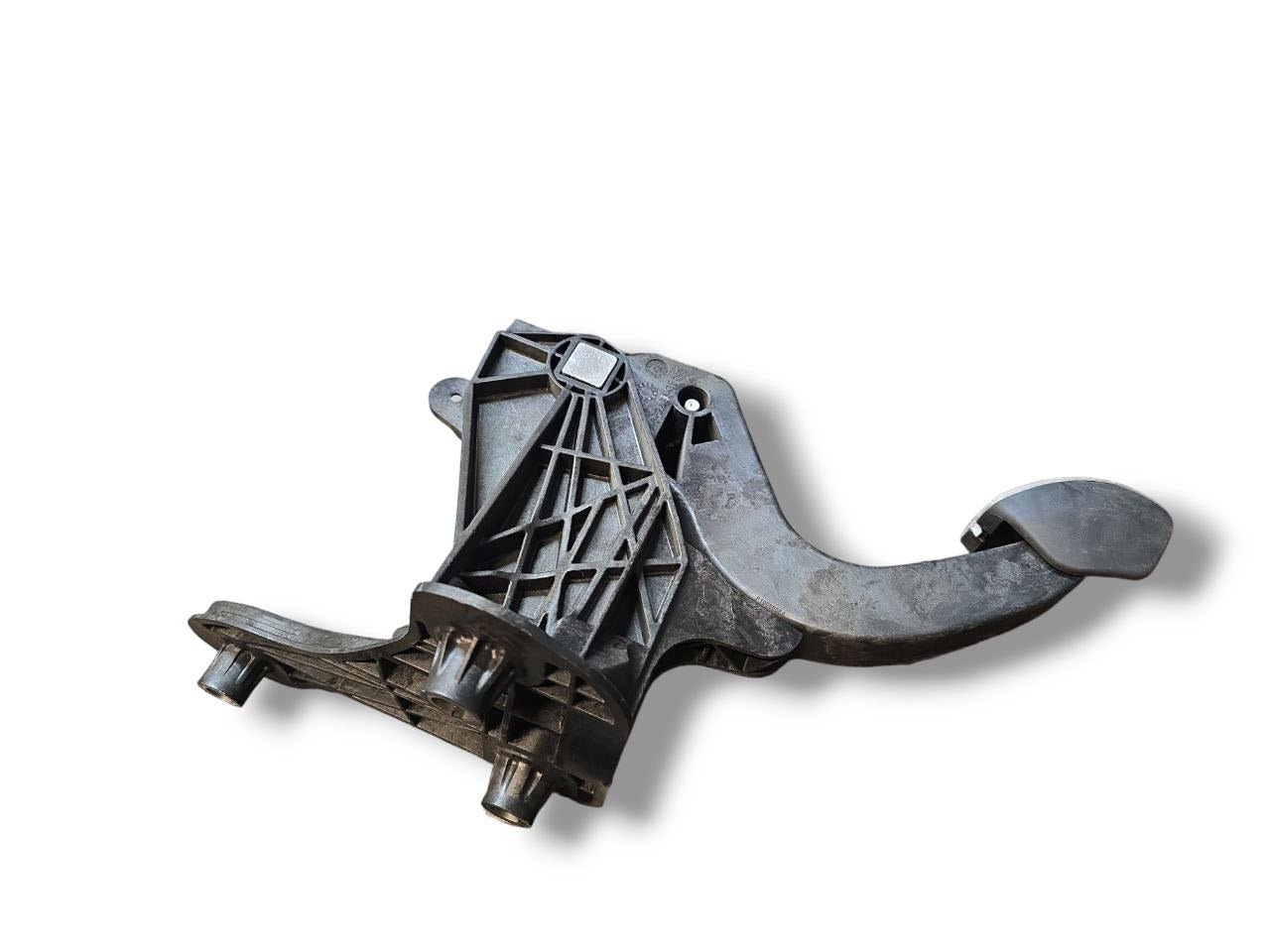 Clutch Pedal Peugeot 2008 (2019>) Code: P1008664A - F&P CRASH SRLS - Used Parts