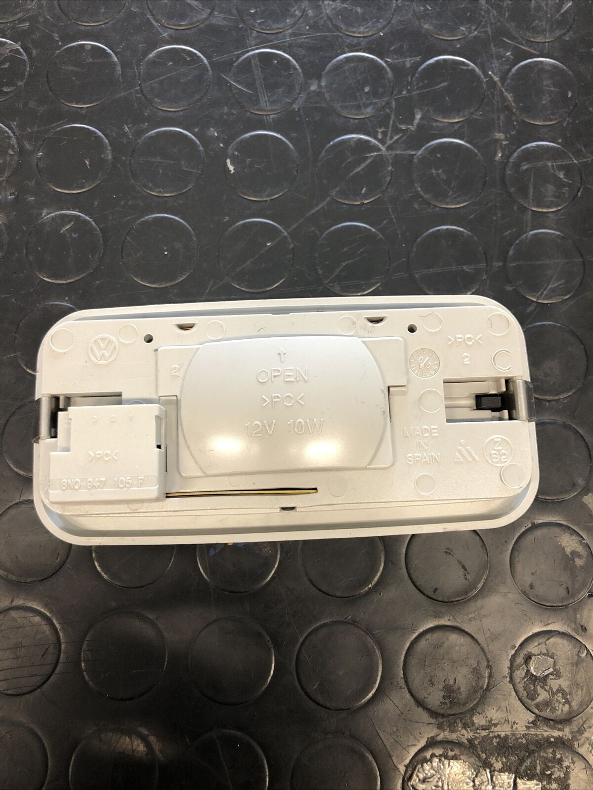 PLAFONIERA LUCE INTERNA ABITACOLO VW POLO 4^ Serie 6N0947105F 2001 - 2009 9N - F&P CRASH SRLS - Ricambi Usati