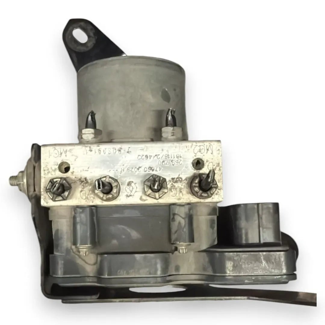 Pompa / gruppo idraulico ABS Renault Kangoo cod. 476602079R - F&P CRASH SRL - Ricambi Usati