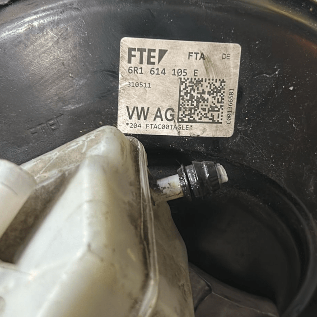 Pompa servofreno volkswagen polo 6r 1.2 benzina cod:6r1614105e (2009 > 2017) - F&P CRASH SRL - Ricambi Usati