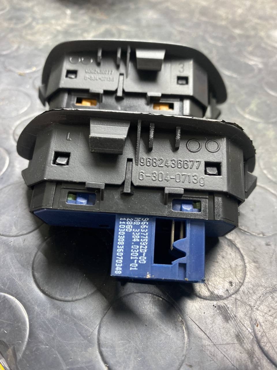 Internal switch buttons Citroën C5 code: 9682436777 63040713d 63040713g 9682436677 - F&P CRASH SRLS - Used Spare Parts
