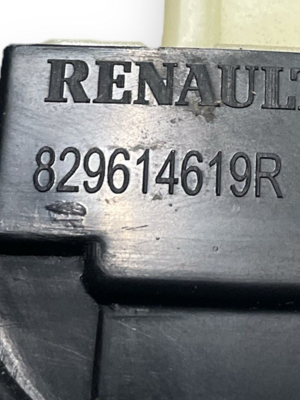 Pulsantiera Alzavetro anteriore Destra Renault captur cod:829614619R (2013 - 2019) - F&P CRASH SRLS - Ricambi Usati