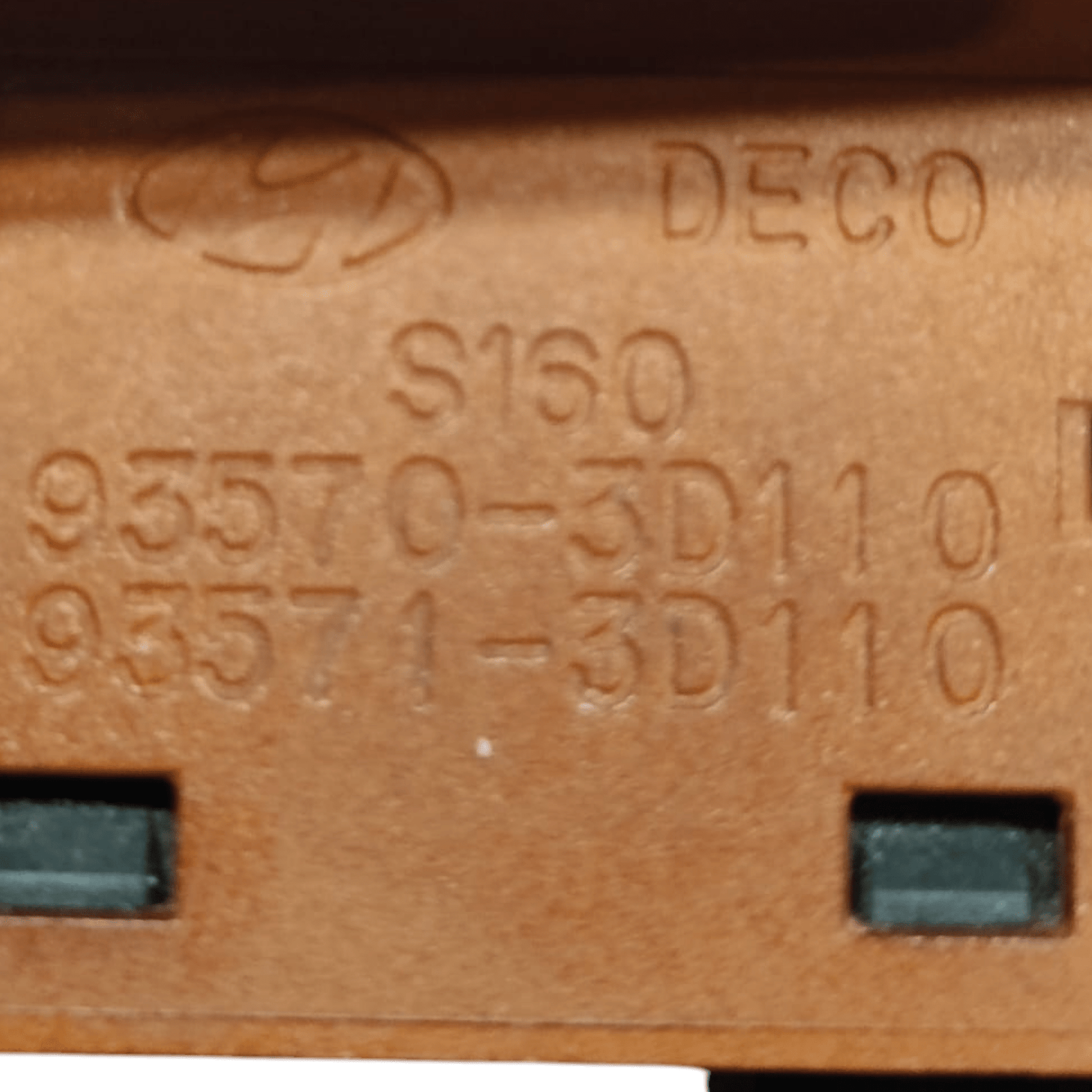 Left Front Window Lift Switch Hyundai Santa Fe I Series CODE: 935703D110 (2000 - 2006) - F&P CRASH SRLS - Used Parts