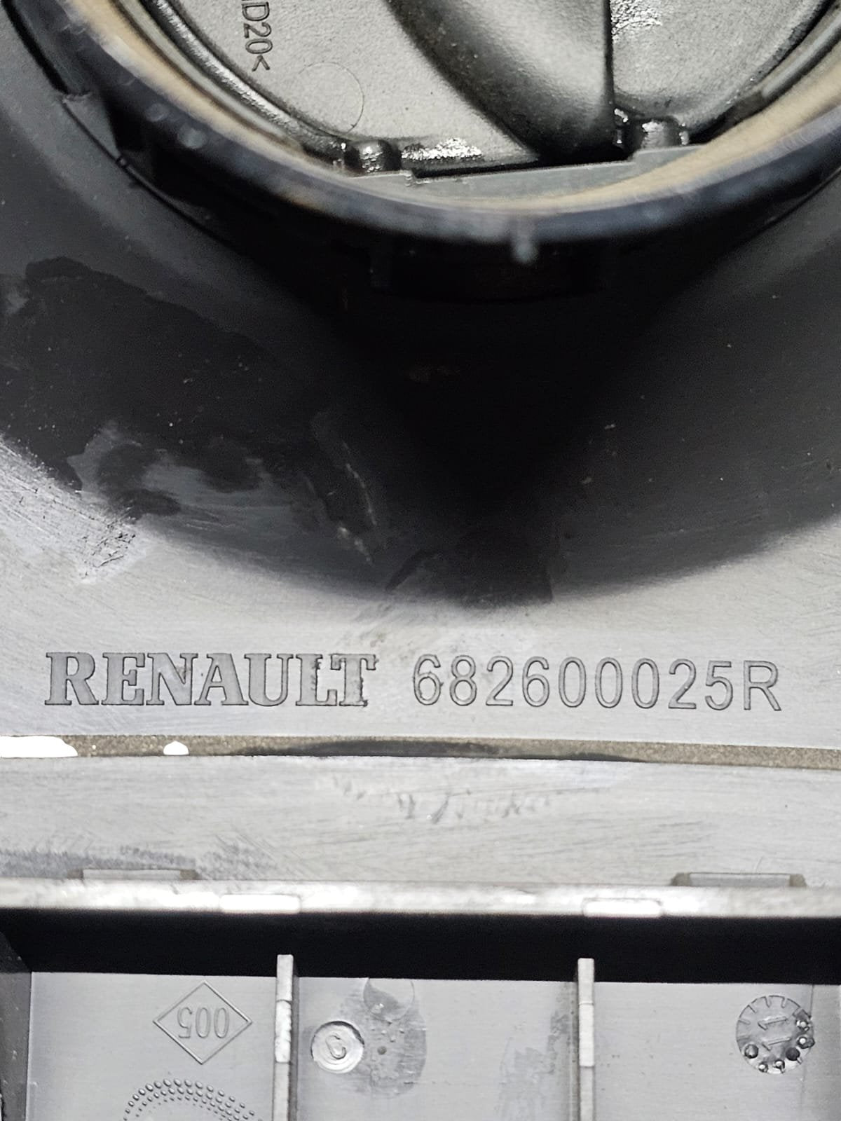 Renault Master (2014 - 2019) Code:682600025R Radio Mask + Air Vents + AUX Cable Input (2014 - 2019) - F&P CRASH SRLS - Used Spare Parts