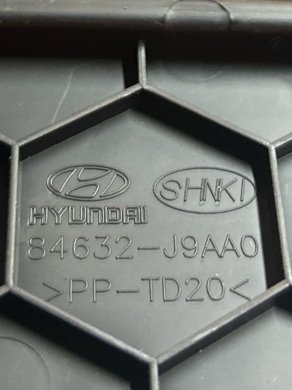 Rivestimento Leva Cambio + Pulsanti Hyundai Kona (2017 > ) cod.84632J9AA0 - F&P CRASH SRLS - Ricambi Usati