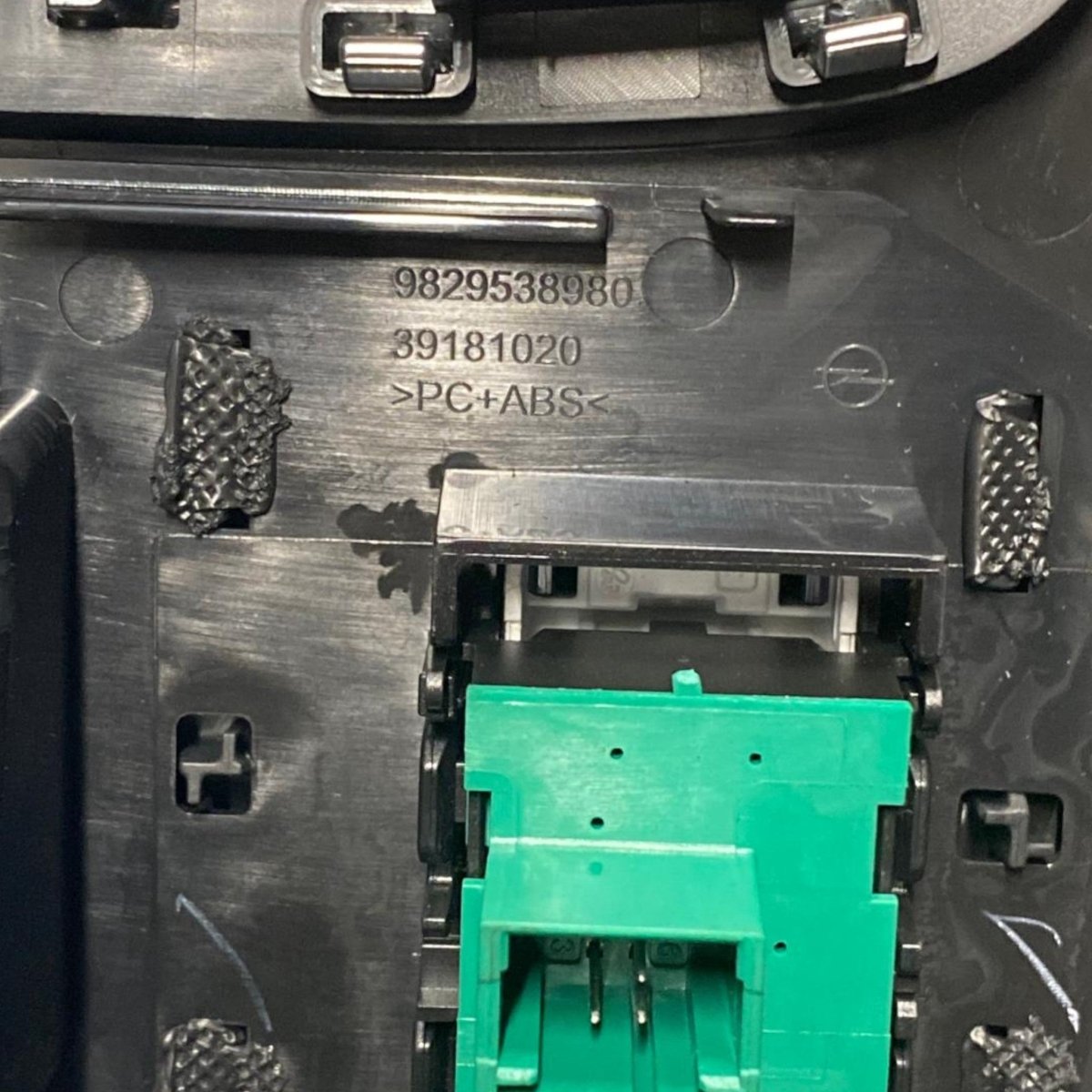 Rivestimento tunnel centrale + porta bicchieri / bevande Opel Corsa F (2019 - ) Cod: 9829538980 - F&P CRASH SRL - Ricambi Usati