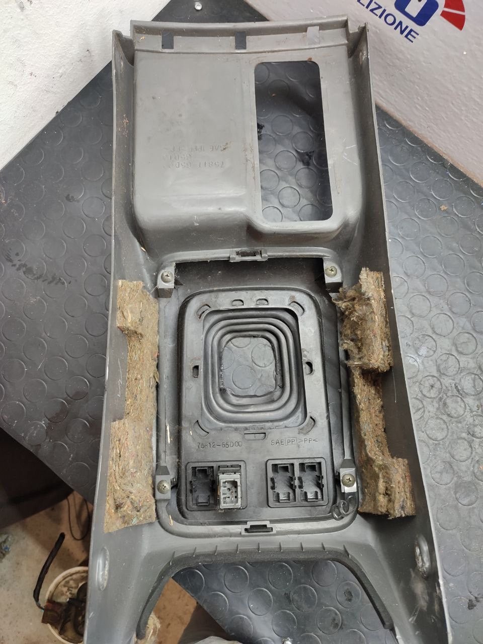 Central Tunnel Cover SUZUKI GRAND VITARA 2.0 D code: 75811 - 65d00 / 75812 - 65d00 - F&P CRASH SRLS - Used Parts