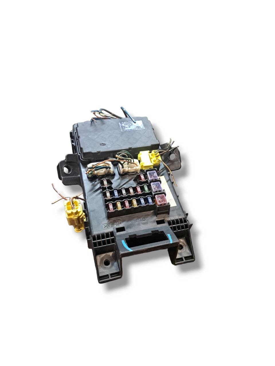 Fuse Box Central Unit Fuse Holder Toyota Avensis 1.6 Petrol (2000 - 2003) COD:8273005010 - F&P CRASH SRLS - Used Parts