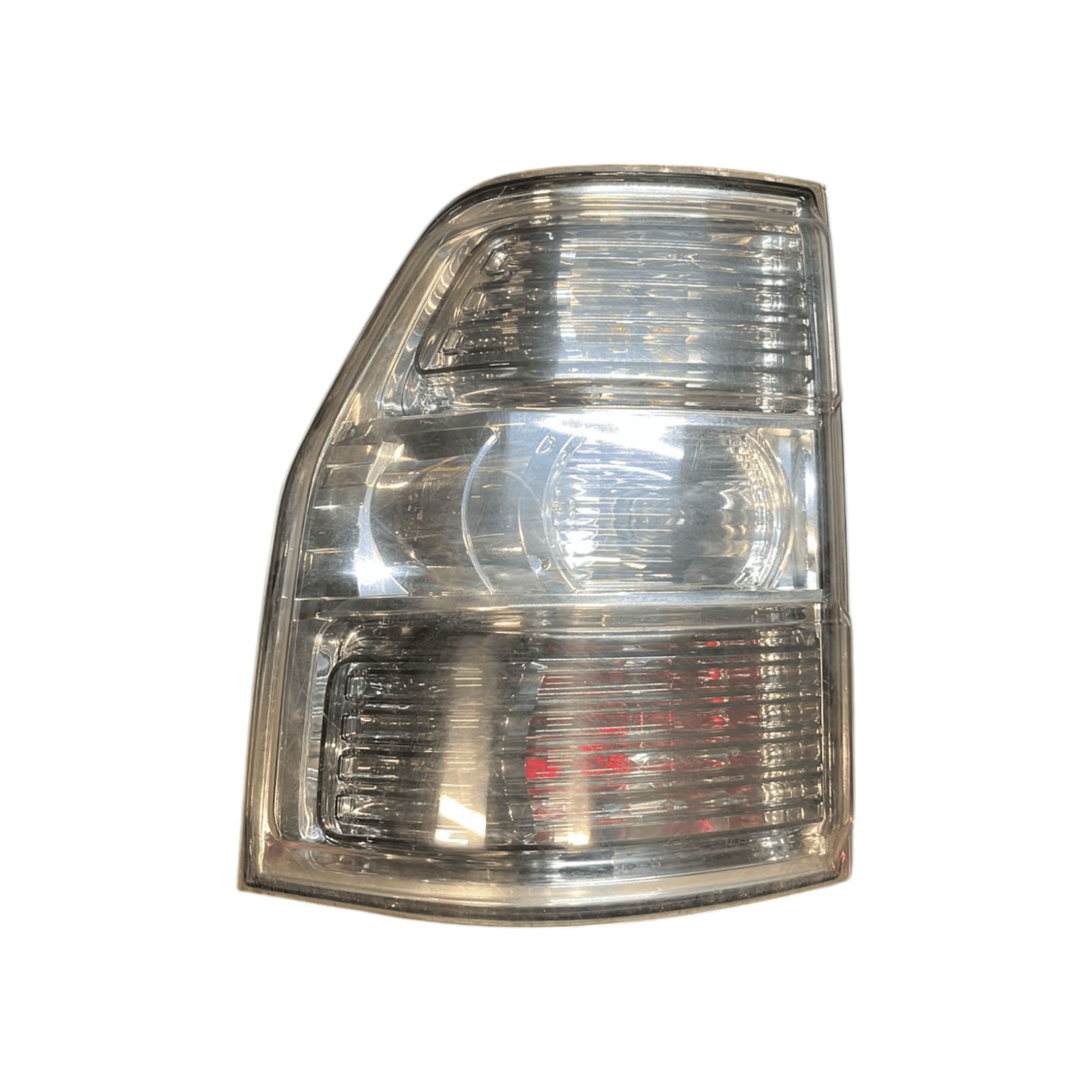Stop / left halogen rear light Mitsubishi Pajero V80 (2006 - 2021) - F&P CRASH SRLS - Used Parts