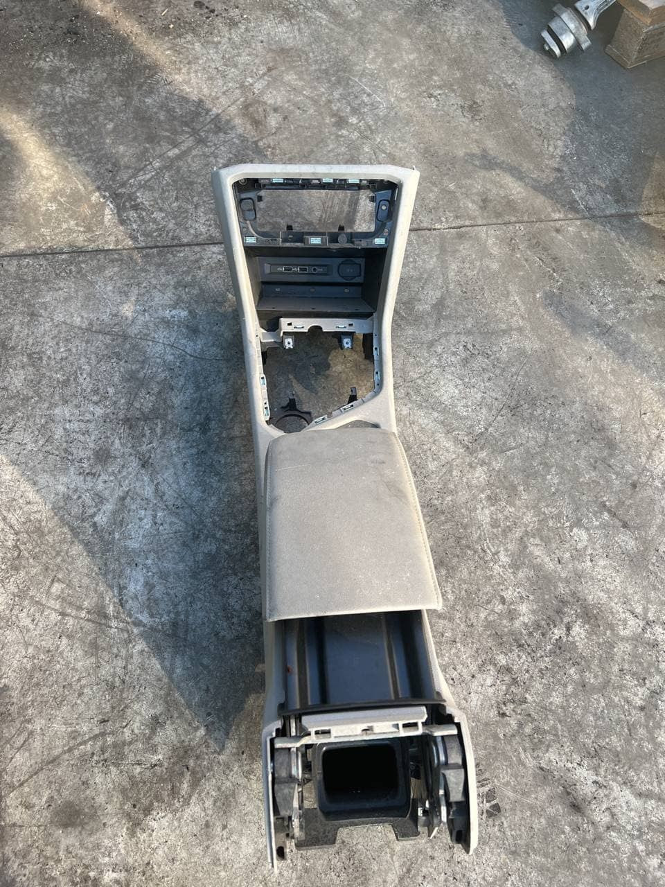 Tunnel + Bracciolo centrale Volkswagen T - roc 2019 - F&P CRASH SRLS - Ricambi Usati