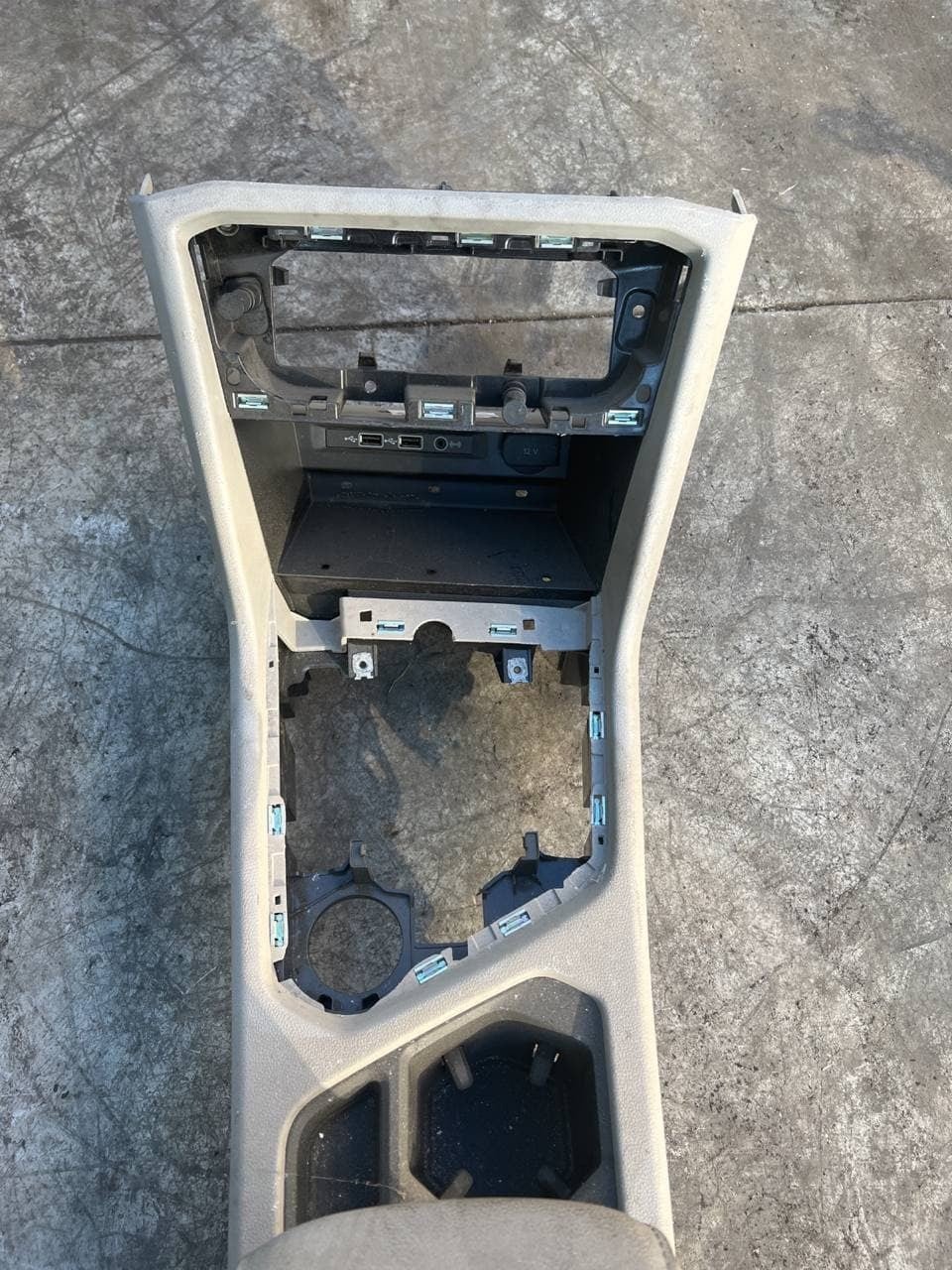 Tunnel + Bracciolo centrale Volkswagen T - roc 2019 - F&P CRASH SRLS - Ricambi Usati