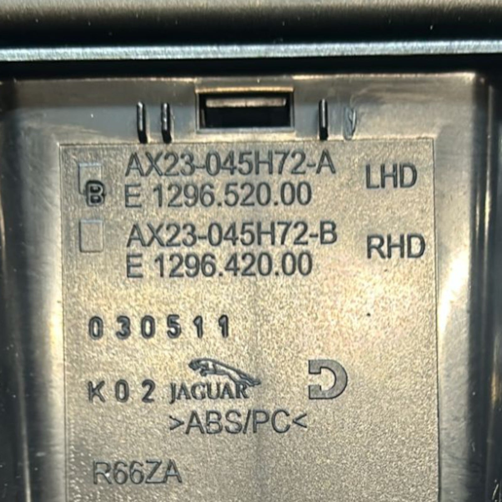 Front Storage Compartment Jaguar XF (X250) code.AX23 - 045H72 - A (2008 > 2015) + 12 V Socket - F&P CRASH SRLS - Used Parts