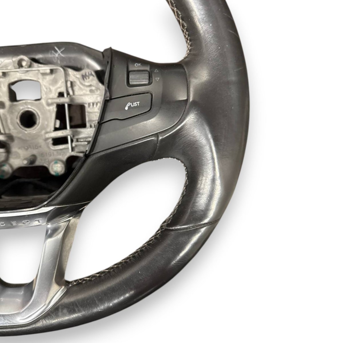 Volante / sterzo peugeot 208 Cod: 86758803 (2013 - 2019) - F&P CRASH SRL - Ricambi Usati