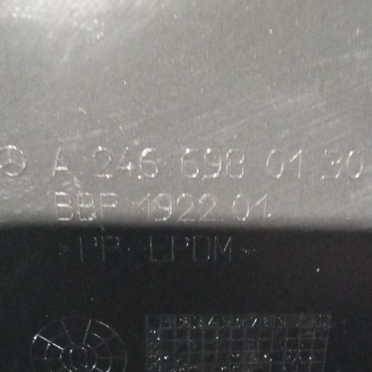 Spatbord / spatbescherming voor rechts Mercedes Benz Klasse A W176 cod. A2466980130 (2012 > 2018) 