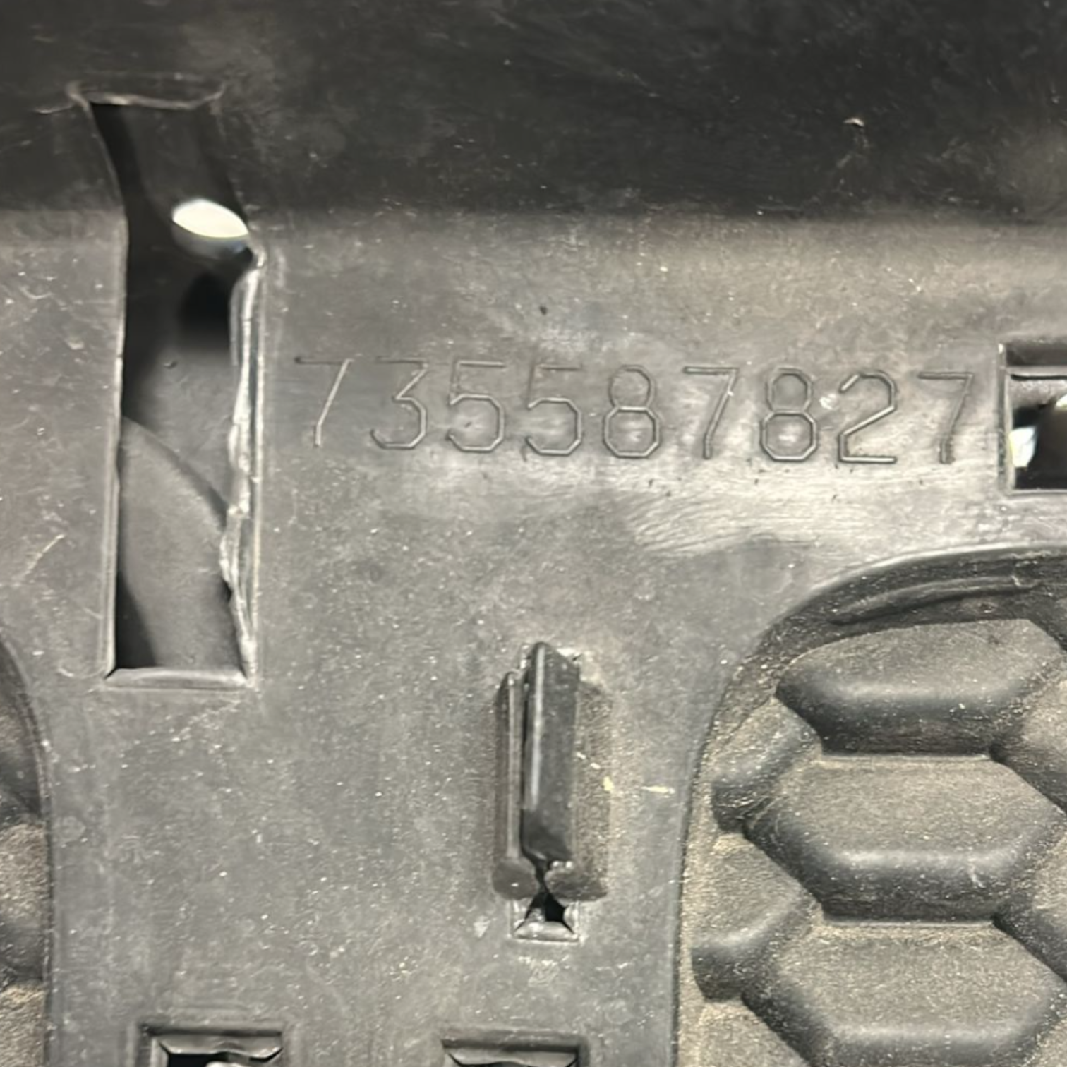 Maska / sprednja rešetka za jeep renegade  koda:735587827 (2014 >) 