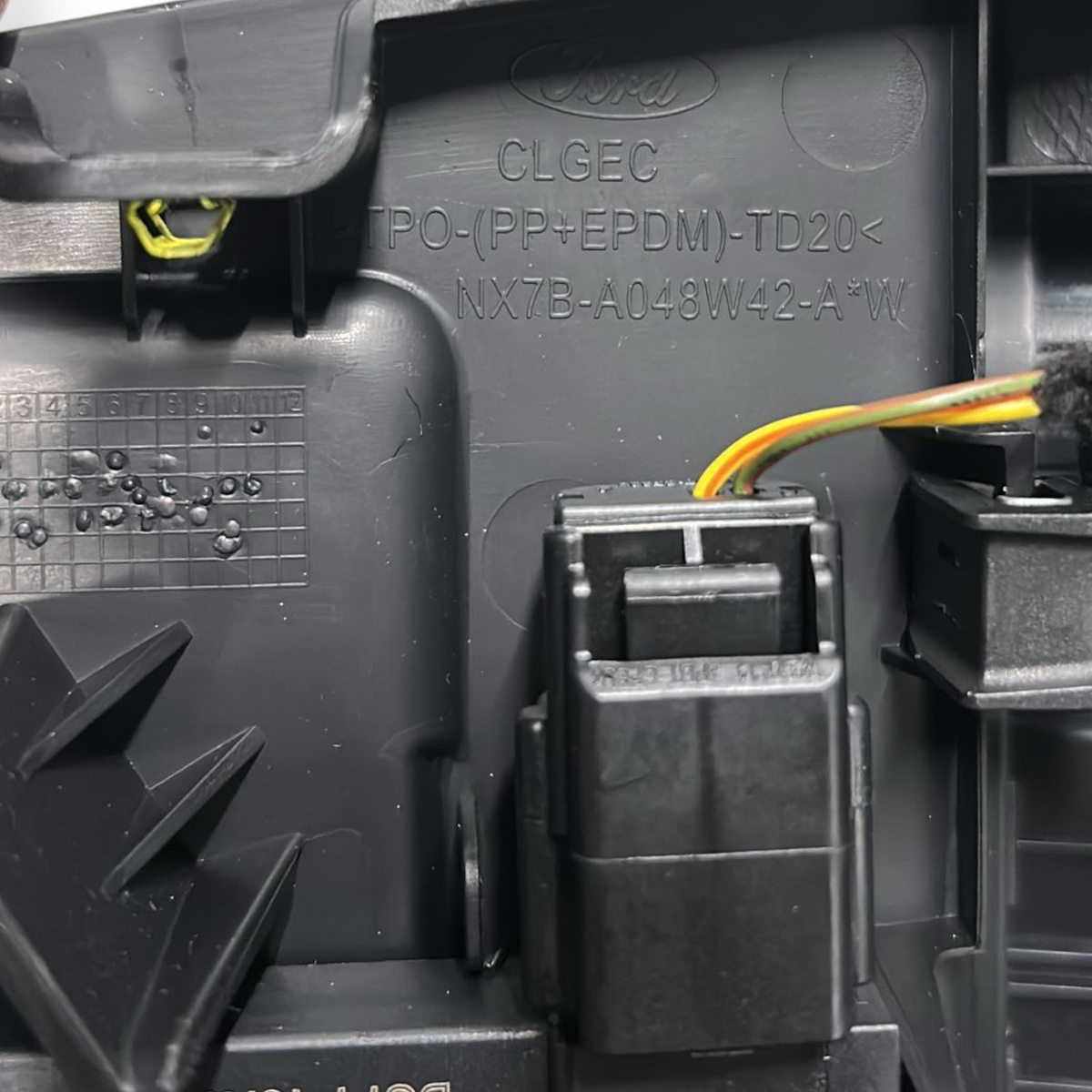 Wireless charging base for Ford Kuga III code: nx7b-a048w42-a (2020 >) 